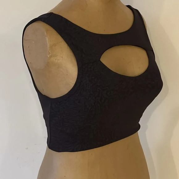Lululemon sz 4 Everlux Cut-Out Train Bra Support, B/C Cups Crunch Black w/ pads - Picture 3 of 11